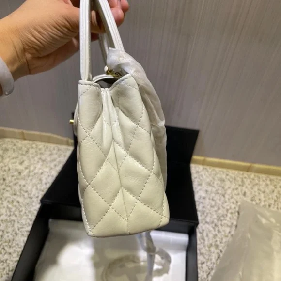 CHANEL Kelly white Leather Handbag with Gold Accents - Picture 6 of 9